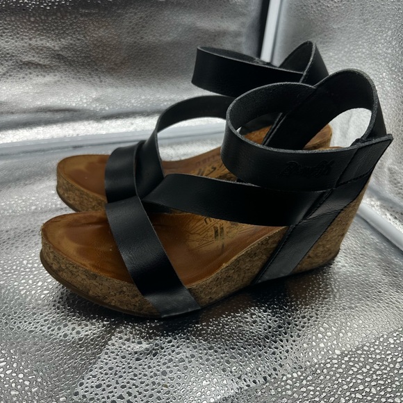 Elegant Black Leather Wedge Sandals - Picture 1 of 4